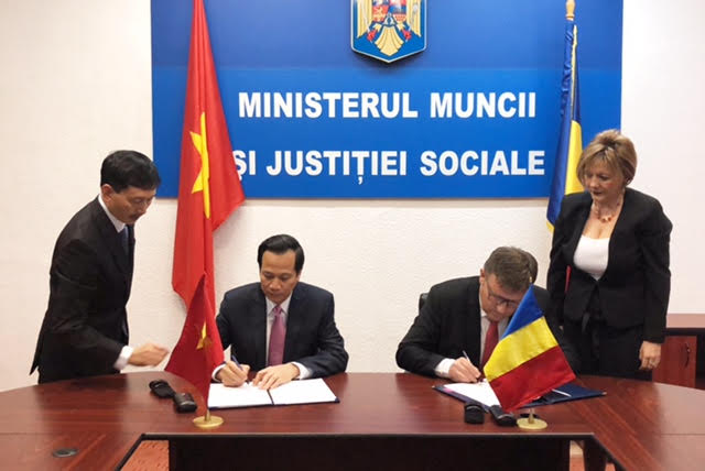 Việt Nam - Rumani ký kết hợp tác trong lĩnh vực lao động
