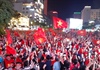 Hàng triệu người hâm mộ xuống đường chúc mừng đội tuyển Việt Nam