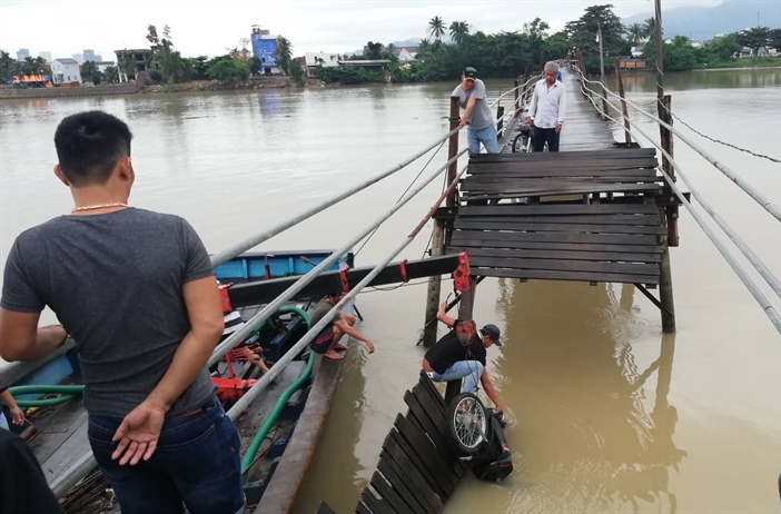 Khánh Hòa: Cầu Phú Kiểng bị gãy, 3 người rớt xuống sông