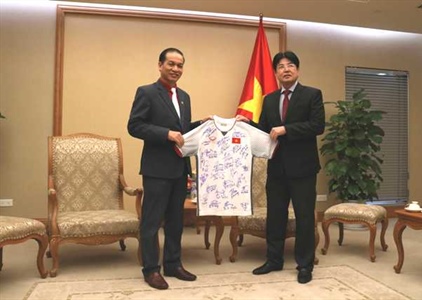 Trao quà tặng Thủ tướng của đội tuyển bóng đá Việt Nam để bán đấu giá...