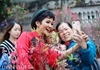 Bắt gặp hoa hậu H'Hen Niê đi chợ hoa đào ở Hà Nội