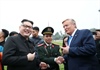 Cặp đôi đóng giả ông Trump và ông Kim Jong Un bất ngờ xuất hiện tại Hà Nội