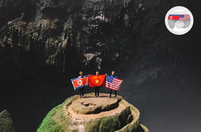 Quốc kỳ Việt - Mỹ - Triều cùng xuất hiện trong hang Sơn Đoòng