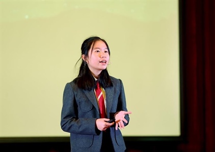 Cô bé 14 tuổi báo động “ô nhiễm ánh sáng” tại sân khấu TEDx