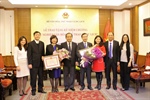 Trao kỷ niệm chương cho Đại sứ Việt Nam tại Anh và Slovakia