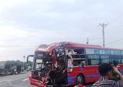Gia Lai: 2 xe khách va chạm trong đêm, hàng chục người bị thương