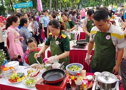 TPHCM: Sôi động Hội thi nấu ăn “Cả nhà vào bếp”