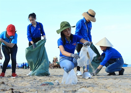 Hoa hậu Tiểu Vy cùng 200 bạn trẻ dọn rác ở bờ biển Cảnh Dương