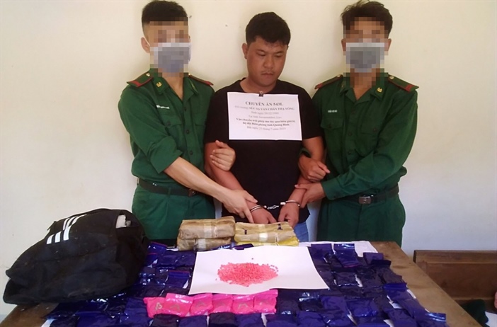 Bắt gọn một người Lào vận chuyển 24.000 viên ma túy qua biên giới