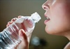 Hiểm họa từ uống nước trong chai nhựa kém chất lượng