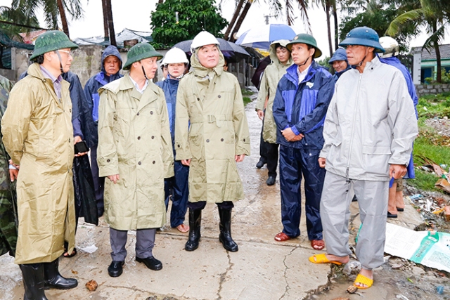 Khánh Hòa: Di dời hàng nghìn người dân ra khỏi vùng nguy hiểm trong bão...