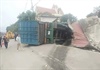Nghệ An: Xe container mất lái đâm sập 3 nhà dân