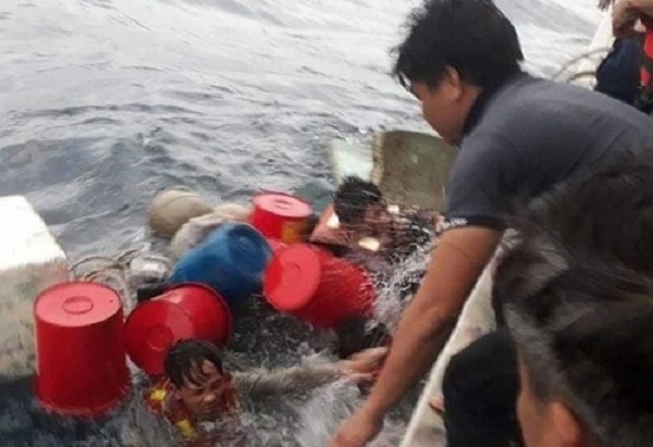 Cứu 6 ngư dân bị chìm tàu ôm can nhựa lênh đênh trên biển
