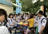 Hà Nội: Trở lại trường sau thời gian nghỉ dịch, nhiều học sinh không đeo khẩu trang và không đội mũ bảo hiểm