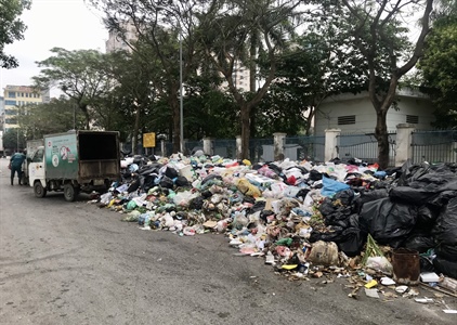 Dân bức xúc với bãi rác “khổng lồ”