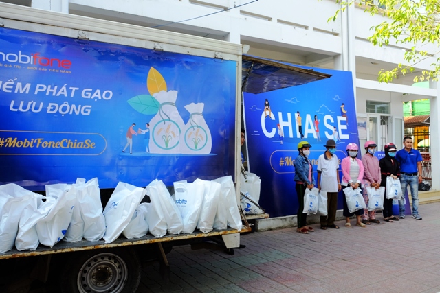 Khánh Hòa: Tặng 200 suất gạo cho người nghèo vượt khó khăn do dịch Covid-19