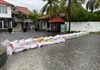 Quảng Nam: Giăng dây, chèn bao cát giữ nhà hàng, khách sạn ven biển trước lúc bão số 5 đổ bộ