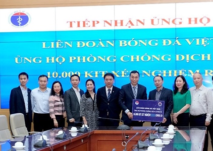 Liên đoàn Bóng đá Việt Nam trao tặng Bộ Y tế 10.000 bộ kit xét nghiệm...