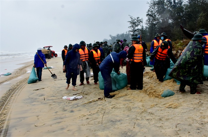 Thừa Thiên Huế: Di dời, sơ tán 19.678 hộ dân tránh trú bão số 13