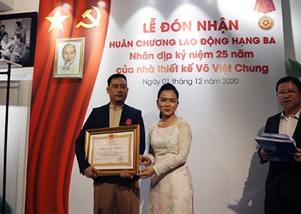 NTK Võ Việt Chung nhận Huân chương Lao động hạng Ba