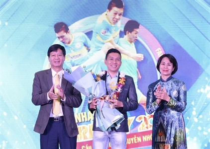 Cầu thủ futsal nhận giải thưởng Fair-play bóng đá Việt Nam 2020