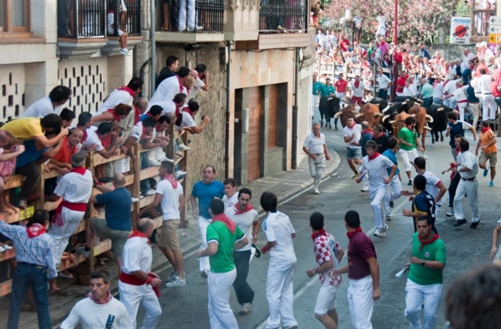 Tây Ban Nha hủy tổ chức lễ hội đua bò nổi tiếng