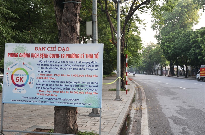 Đường phố Hà Nội vắng vẻ trong ngày đầu tiên thực hiện giãn cách theo ...