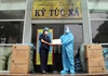 Trao tặng vật dụng y tế tại Khu cách ly Ký túc xá Trường ĐH Văn hóa TP.HCM