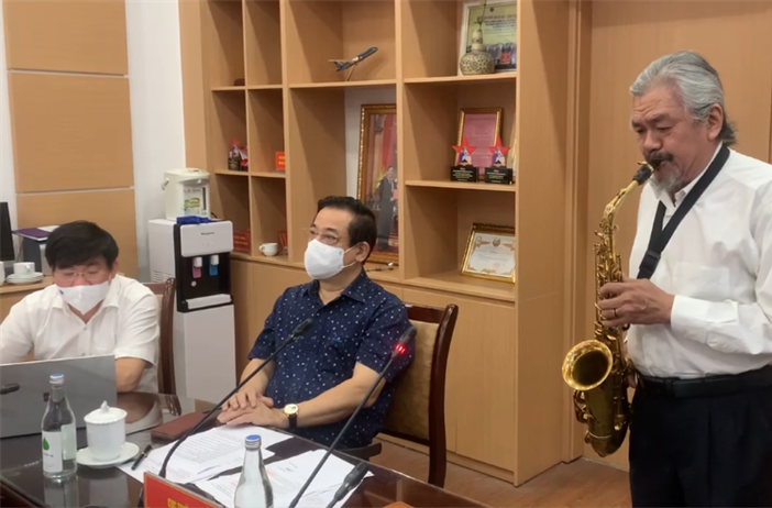 Nghệ sĩ Quyền Văn Minh biểu diễn kèn tặng các bác sĩ tuyến đầu qua Hệ...