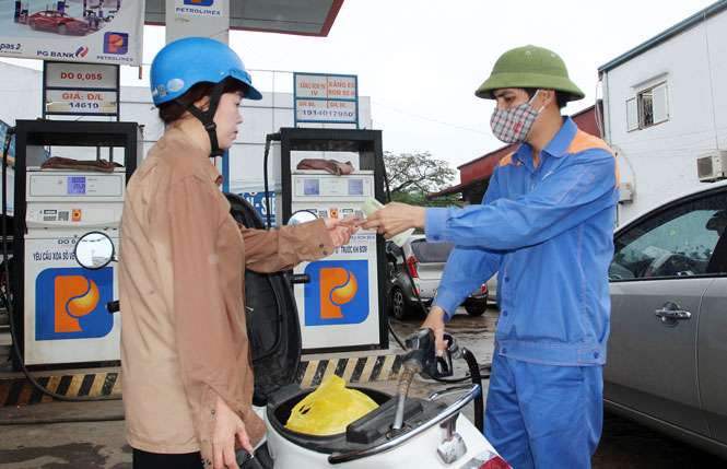 Xăng dầu đồng loạt tăng giá, RON95-III lên gần 22.000 đồng mỗi lít