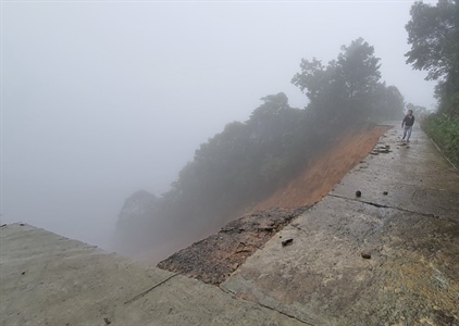 Đường lên Vườn quốc gia Bạch Mã bị sạt lở nghiêm trọng