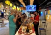 Khách tham quan EXPO thích thú thưởng thức cà phê Việt Nam
