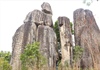 Khám phá vẻ đẹp lạ của những hòn đá kỳ vĩ trên dãy Chư Pao
