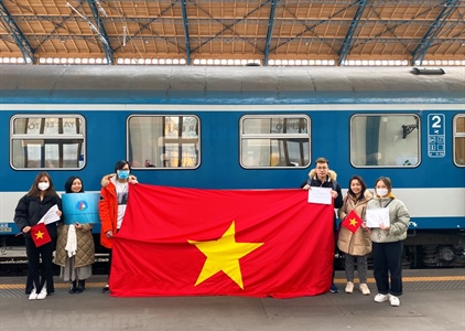 Tích cực hỗ trợ người Việt từ Ukraine sang Hungary lánh nạn