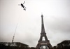 Pháp: Tháp Eiffel cao thêm 6 mét nhờ hệ thống ăng-ten mới