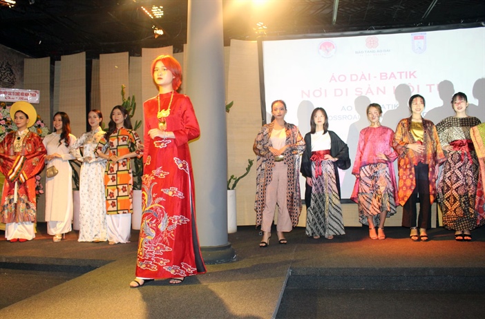 Độc đáo Áo dài Việt Nam trên nền lụa Batik Indonesia