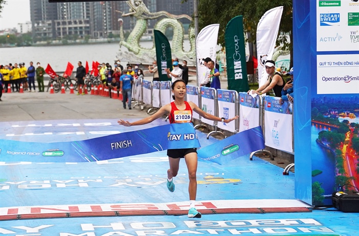 Lê Thị Bích vô địch nội dung bán marathon Giải chạy Tay Ho Half Marathon