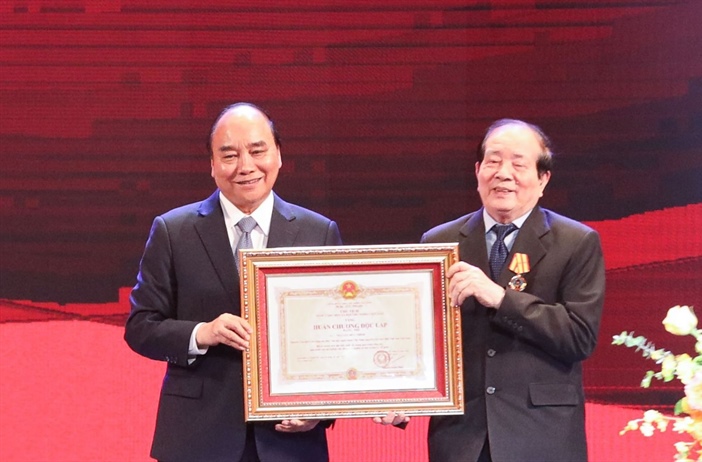 Nhà thơ Hữu Thỉnh nhận Huân chương Độc lập hạng Nhì