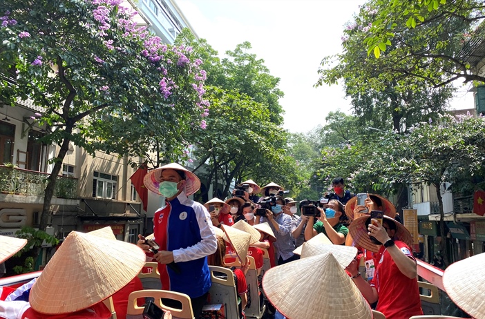 Đoàn vận động viên Thái Lan khám phá Hà Nội trên xe buýt 2 tầng