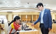 Lê Quang Liêm truyền cảm hứng chơi cờ cho các kỳ thủ nhí