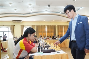 Lê Quang Liêm truyền cảm hứng chơi cờ cho các kỳ thủ nhí