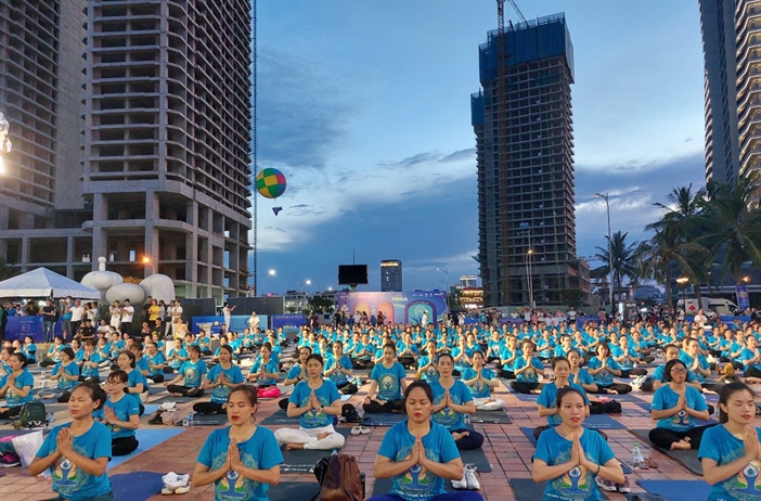 Hàng nghìn người tham gia đồng diễn tại Lễ hội quốc tế yoga