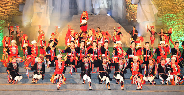 Gần 2000 nghệ nhân, diễn viên tham gia Ngày hội văn hóa dân tộc Dao...