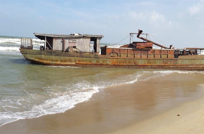 Quảng Nam: Bán đấu giá tàu vô chủ dạt vào bờ biển