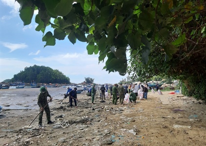 Quảng Ngãi: Ra quân thu gom, xử lý hơn 6 tấn rác ở bờ biển