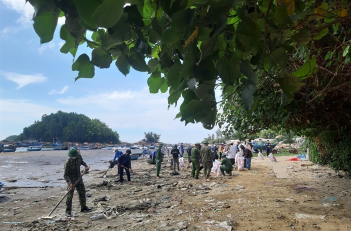 Quảng Ngãi: Ra quân thu gom, xử lý hơn 6 tấn rác ở bờ biển