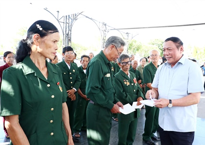 Bộ trưởng Nguyễn Văn Hùng tri ân các Anh hùng liệt sĩ, người có công...