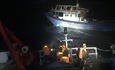 Vượt sóng lớn trong đêm, cứu ngư dân gặp nạn