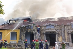 Dập tắt đám cháy ở di tích Quốc Tử Giám triều Nguyễn