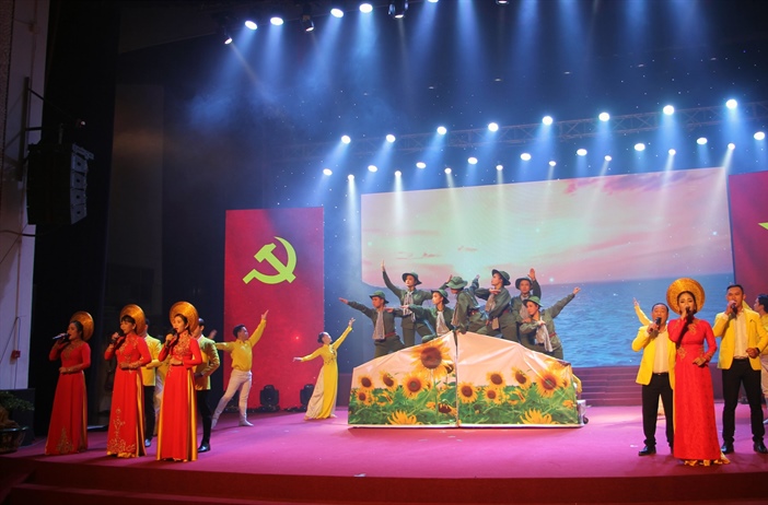 Hội diễn “Tiếng hát miền Đông” kỷ niệm Cách mạng Tháng Tám thành công